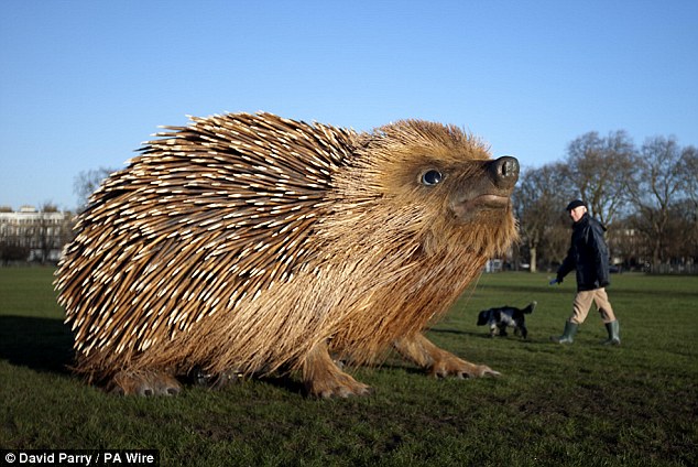 article-2561009-1B8AC5BD00000578-969_634x424