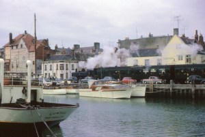 Weymouth Boat train (y Ben Salter (weymouth boat train #1 Uploaded by Oxyman) [CC BY 2.0 (http://creativecommons.org/licenses/by/2.0)], via Wikimedia Commons