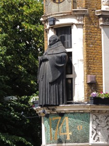 Statue of a Blackfriar on the Blackfriar Public House