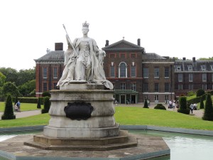 Queen Victoria statue at the entrance to Kensington Palace